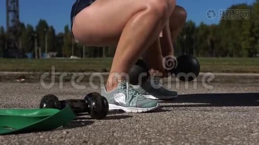 慢动作-健身女孩做蹲运动视频