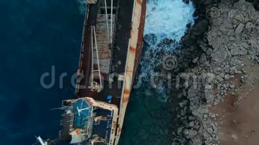 被遗弃的船搁浅在地中海沿岸，俯视视频