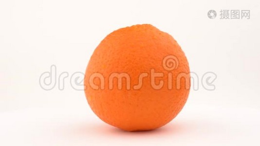果汁橙水果在转盘上旋转。 掉在皮肤上.. 孤立在白色背景上。 可循环使用。 关闭宏。视频