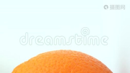 橙色水果旋转在转盘上。 孤立在白色背景上。 关闭宏。 旋转的角度。视频