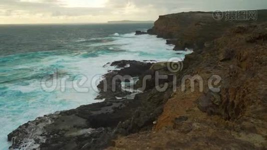 澳大利亚火山岩上的风暴和汹涌的大海视频