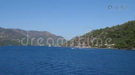 夏天的海景，美丽的大自然在旅途中的水上游览视频