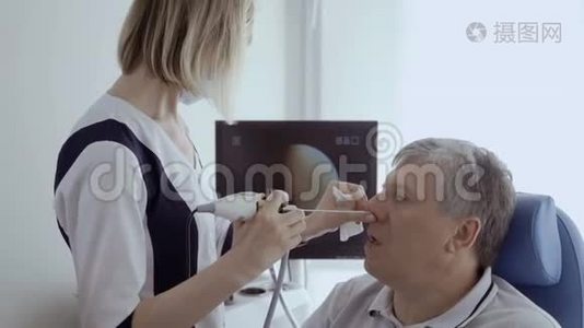 医生用ENT望远镜检查老人的鼻子视频