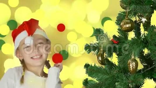 红色绿色和金色灯光背景。 圣诞老人戴着红帽子在圣诞树旁跳舞的快乐少女。 年轻快乐视频