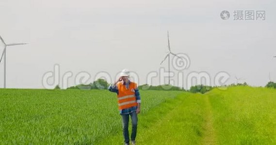 利用手机在农场对抗天空的微笑工程师视频