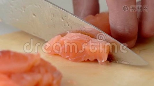 厨师们用手把多汁的三文鱼切成慢动作的碎片视频