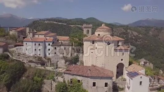 意大利莱诺卡斯特洛山顶废弃村庄的向后空中4k视频
