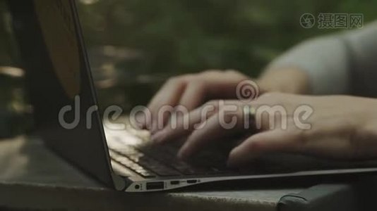 一位年轻女子在笔记本电脑键盘上打字的特写镜头视频