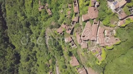 意大利莱诺卡斯特洛山顶废弃村庄的4k自顶向下天线视频