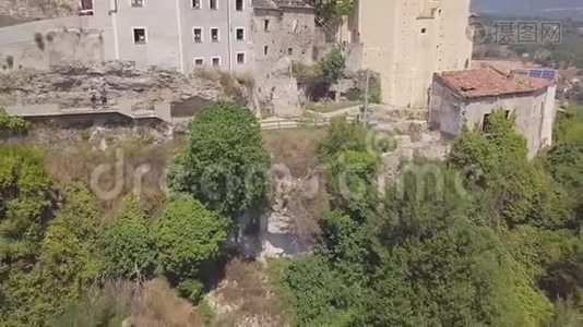 意大利莱诺卡斯特洛山顶废弃村庄的向后空中4k视频