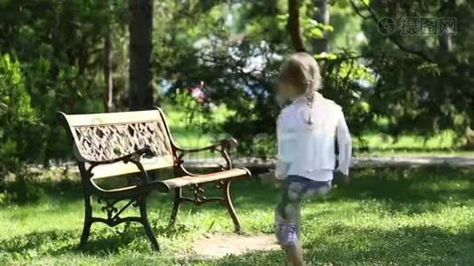女孩跑过去坐在长凳上视频
