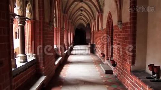 波兰马尔博克日耳曼教团城堡的哥特式拱门和画廊视频
