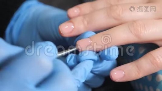 美容师将指甲油涂在美甲沙龙的女性指甲上。视频