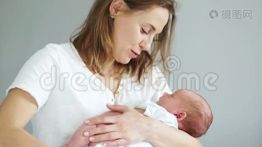 幸福妈妈抱着新生婴儿抱在怀里的特写镜头。 母亲和孩子快乐，熟睡的孩子视频