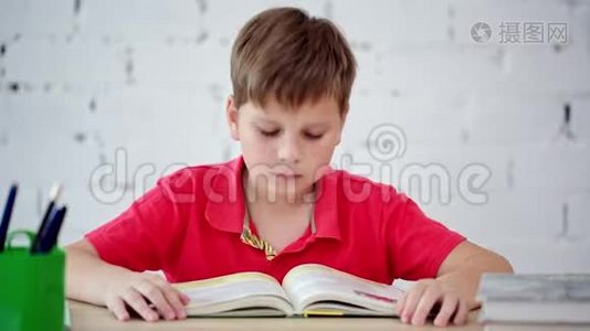 小学生厌倦了阅读教科书视频