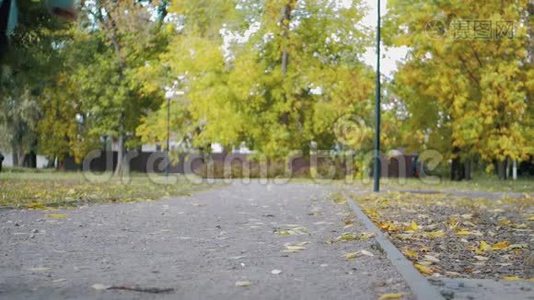 带着背包的小女孩跑去学校。 学校和幼儿园的教育理念.. 后视，慢动作和视频