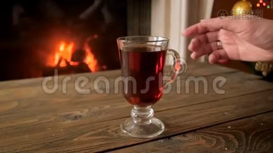 女子圣诞节在壁炉旁放松和喝茶的慢动作视频视频