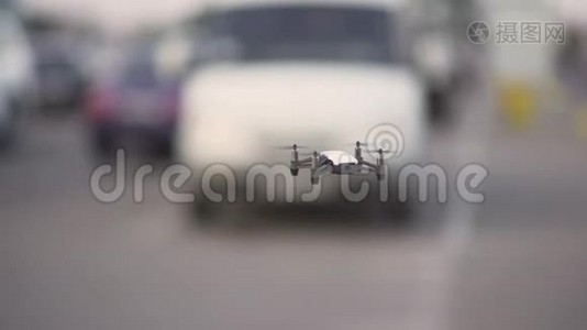 小型无人机在黄昏时飞过汽车视频