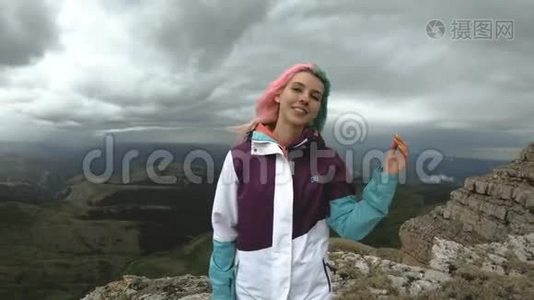 女孩年轻女子在高原悬崖边跳舞，享受着大自然的乐趣，山花烂漫，美丽迷人视频