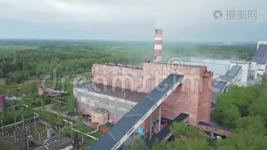 古老的红色工业厂房，高烟囱，对抗灰色的雨天。 空中观景。视频