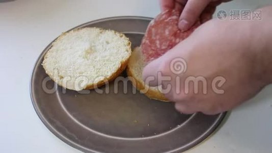 做三明治。 视频显示把所有的原料放在面包上视频
