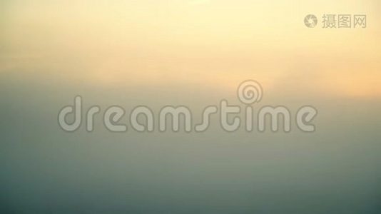 美丽的雾蒙蒙的草地全景。 干草草地上浓雾弥漫，初秋的树木轮廓视频