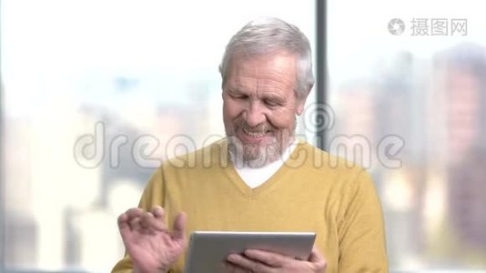 令人惊讶的老人使用pc平板电脑。视频