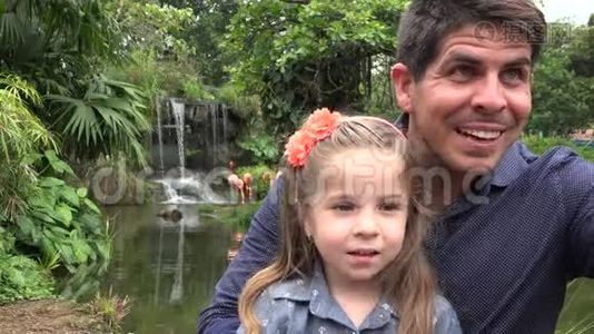 动物园的父亲和女儿视频