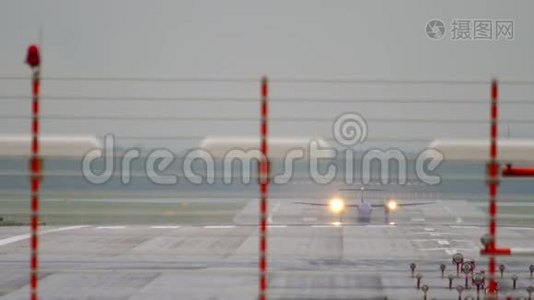 涡轮螺旋桨飞机在雨中起飞视频