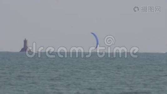 一艘蓝色的帆船在保加利亚黑海航行视频