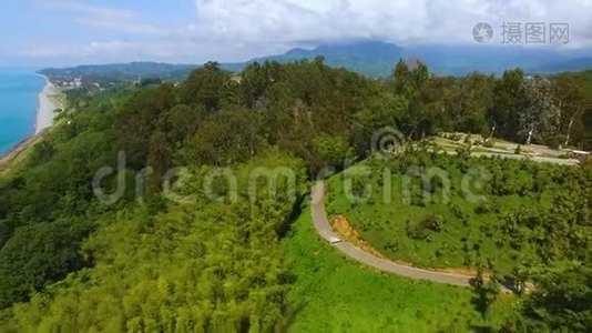 巴统植物园紧邻黑海蓝色水域，假日视频