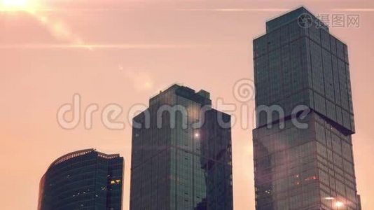 日落时分背景下的摩天大楼顶部视频