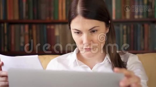 女商人在家用笔记本电脑处理文件。 家庭办公概念。 远程自由工作视频