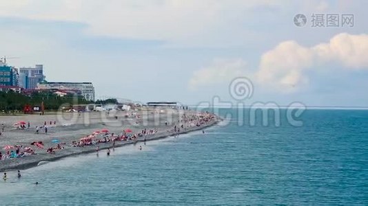 海滩、黑海海岸线、懒洋洋的暑假的游客视频