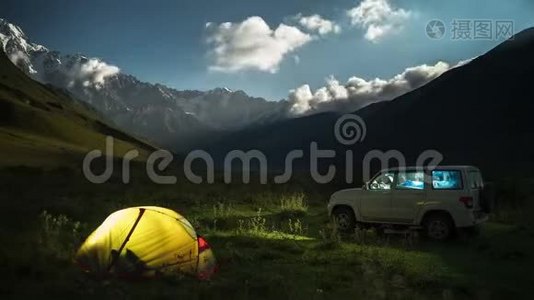 晚上和车一起露营。视频