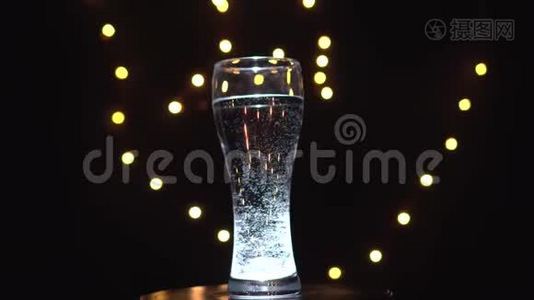 一杯水在旋转。 酒吧概念，透明鸡尾酒视频
