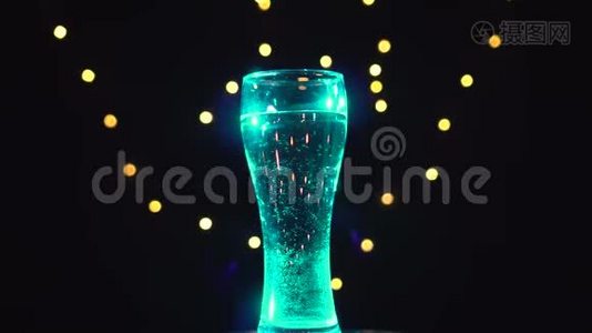 蔚蓝的光线下的一杯水正在转动。 青绿色杜松子酒。 酒吧概念视频