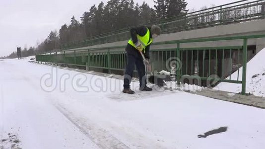 有雪铲在桥上的看门人视频