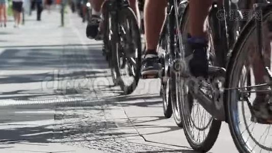 在柏林市指定的自行车车道上骑自行车视频