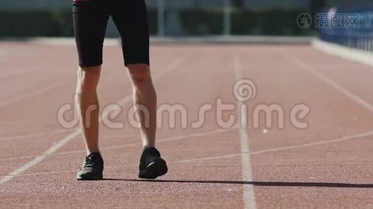 运动员在体育场热身腿部肌肉以改善血液循环视频