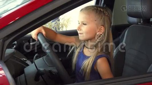 漂亮可爱的女孩转动汽车的方向盘视频