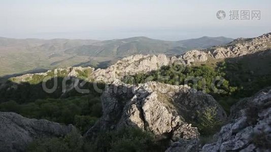 人在大海上的山上奔跑。 夏季户外跑步、运动、健身和健康生活方式视频