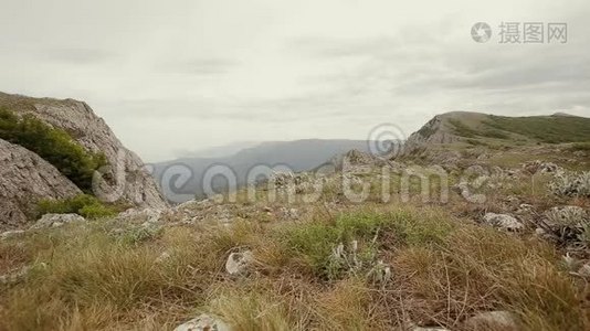 人在大海上的山上奔跑。 夏季户外跑步、运动、健身和健康生活方式视频