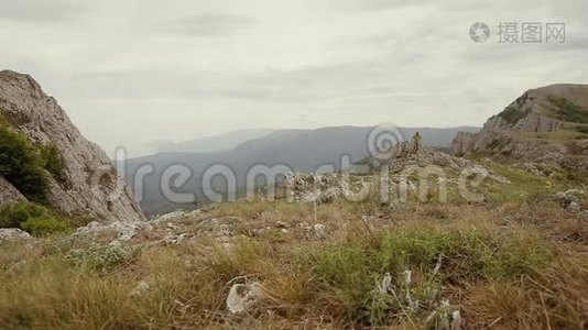 人在大海上的山上奔跑。 夏季户外跑步、运动、健身和健康生活方式视频