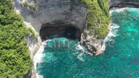 在印度尼西亚巴厘的努沙佩尼达岛的Tembeling海岸线上的海浪的空中拍摄。 4K视频