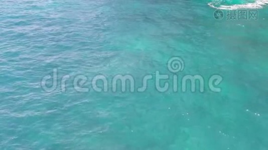 在印度尼西亚巴厘的努沙佩尼达岛的Tembeling海岸线上的海浪的空中拍摄。 4K视频