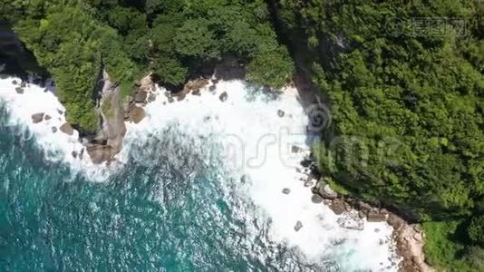 在印度尼西亚巴厘的努沙佩尼达岛的Tembeling海岸线上的海浪的空中拍摄。 4K视频