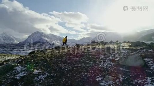 山顶滑雪者剪影视频