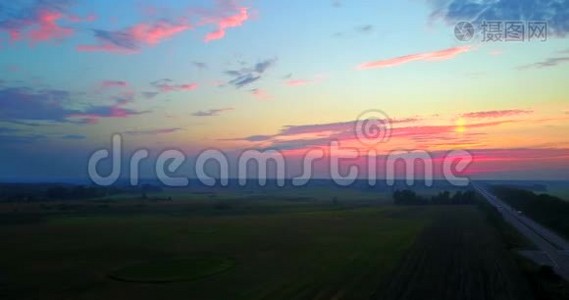 夏日夕阳西下乡村麦地景观. 无人驾驶飞机飞行视频