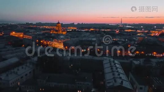 俄罗斯圣彼得堡，圣伊萨克大教堂在夜间照明。 城市从上面，电影无人机视频，历史视频